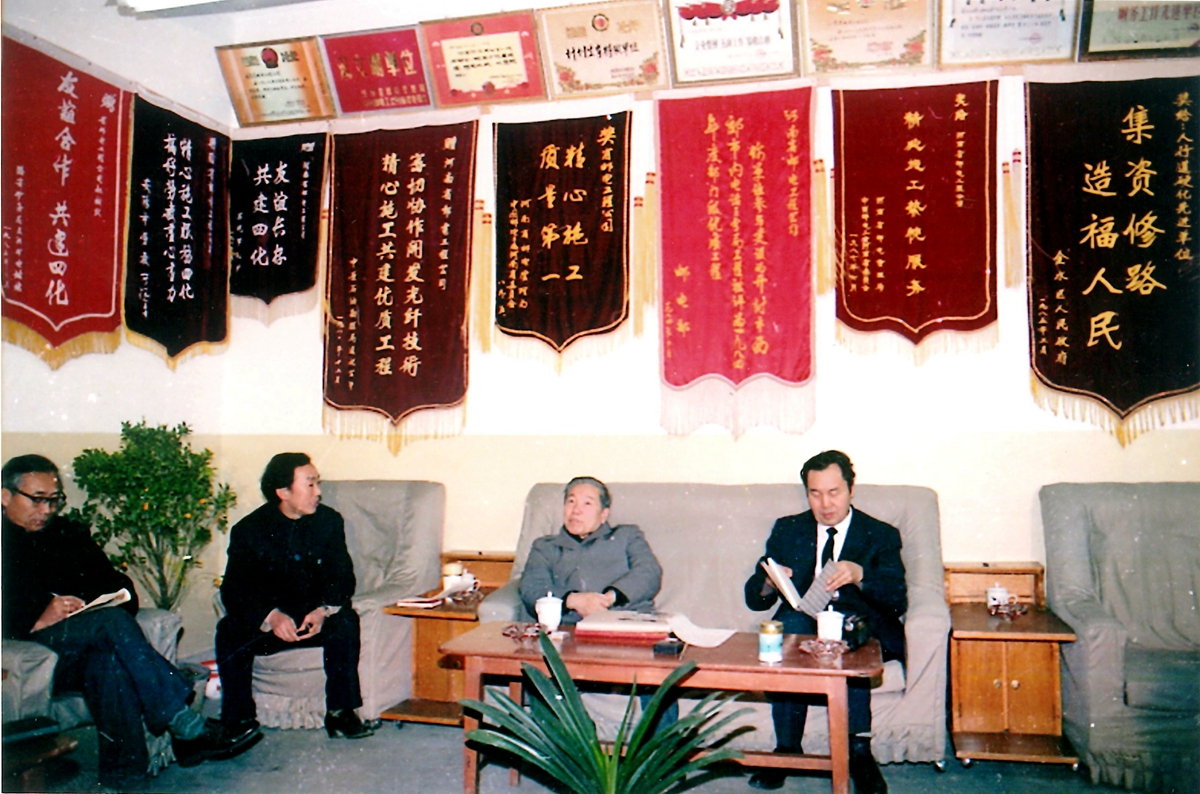 1990年，時(shí)任郵電部部長(zhǎng)楊泰芳（中）蒞臨公司考察指導(dǎo)工作，省局領(lǐng)導(dǎo)師繼先（右）、公司領(lǐng)導(dǎo)鄭方中（左）在匯報(bào)工作。.jpg