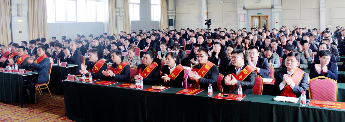 2-公司2014年度工作總結(jié)表彰大會(huì)暨2015年度工作會(huì)議現(xiàn)場(chǎng)。_副本.jpg